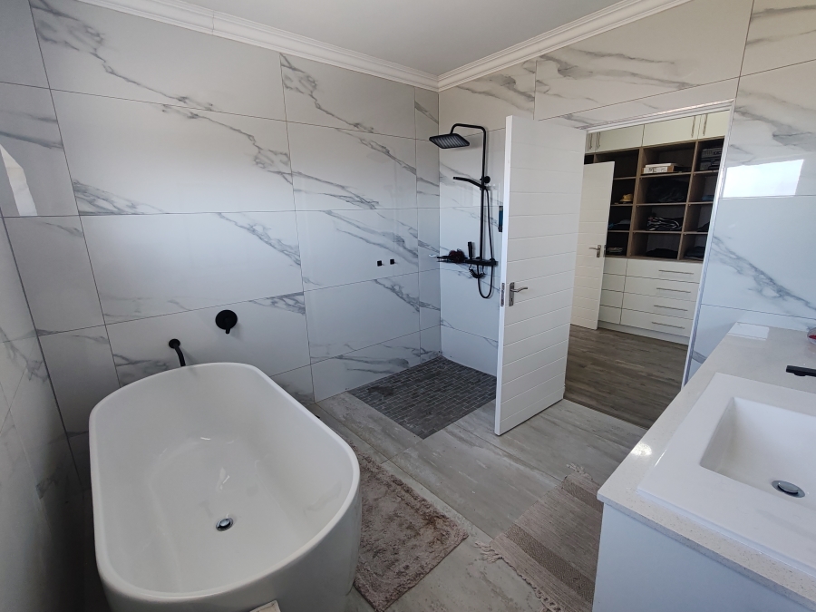 To Let 4 Bedroom Property for Rent in Hoogland Western Cape